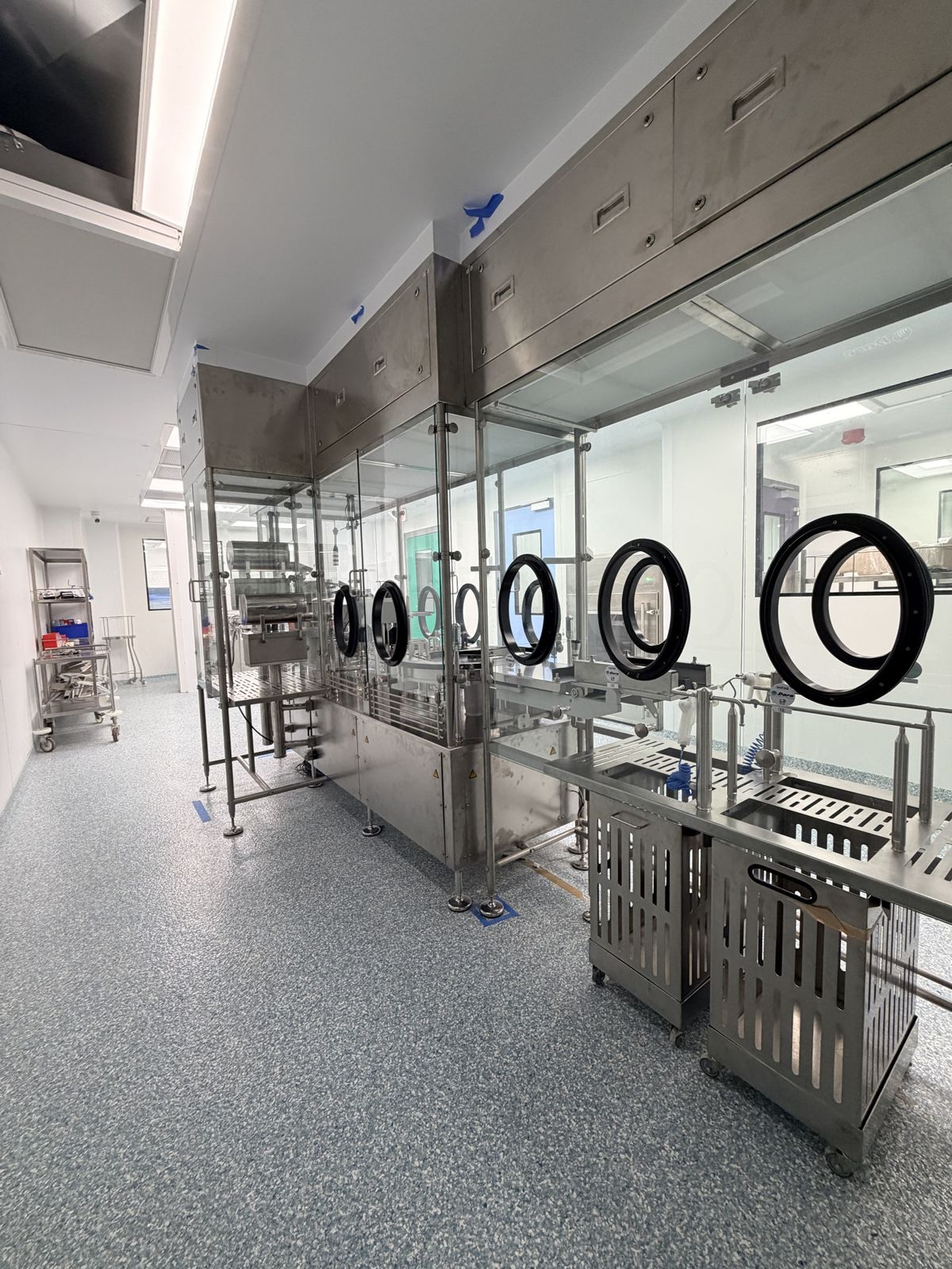 Isolator filling line installed in a sterile production suite